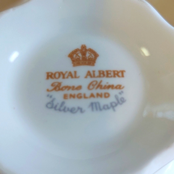 SALE!4 Piece set ROYAL ALBERT  Cups & Saucers- 4 pieces Silver Maple pattern - Picture 4 of 5